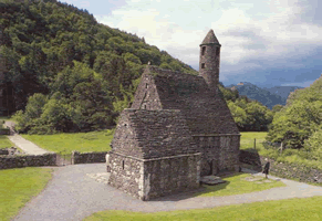 De kerk van het 6de-eeuwse klooster van Saint Kevin in Ierland.
